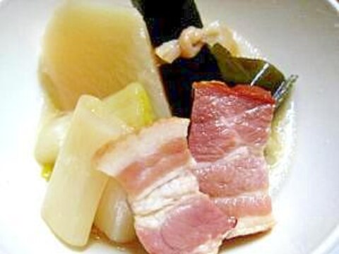 厚切りベーコンと大根、白ネギの煮物